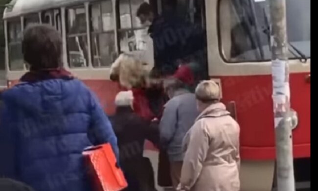 Пристрасті через маску: у Києві дівчину виштовхували з трамвая (відео)