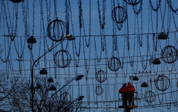 У Києві на Софійській площі почався монтаж новорічної ялинки — чого чекати на свята?