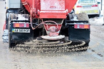 Сіль для доріг: «Київавтодор» пояснив стрибки цін та витрат у різні сезони