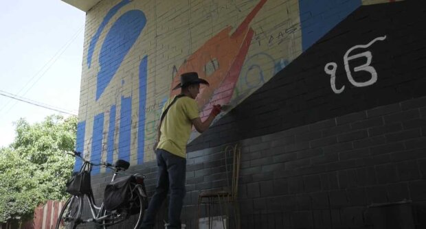 Американо-мексиканський художник Роберто Маркес малює новий мурал в місті Ірпінь