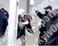 Поліцейський, який побив купувальницю в київському «Ашані», звільнений