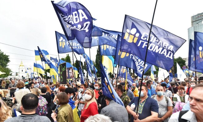 На підтримку Порошенка під Печерським судом зібрались тисячі людей (наживо)