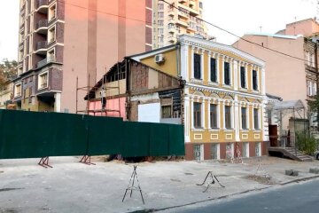 У Києві почали розбирати будинок, побудований у XIX столітті (відео)