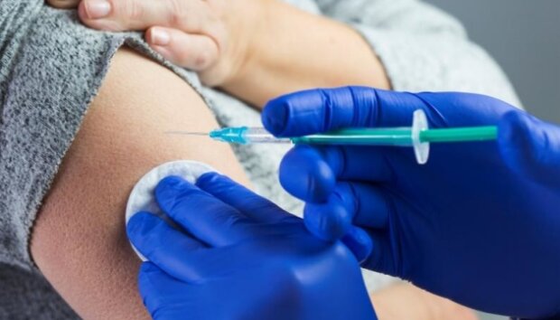 Бустерну дозу COVID-вакцини отримали майже 12 тисяч киян