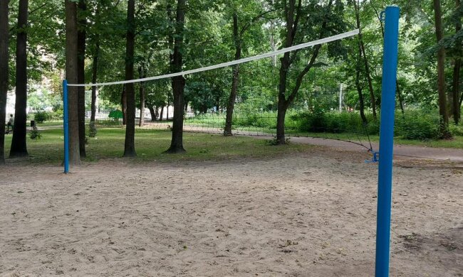 Для киян розчистили територію та створили новий волейбольний майданчик у Подільському районі