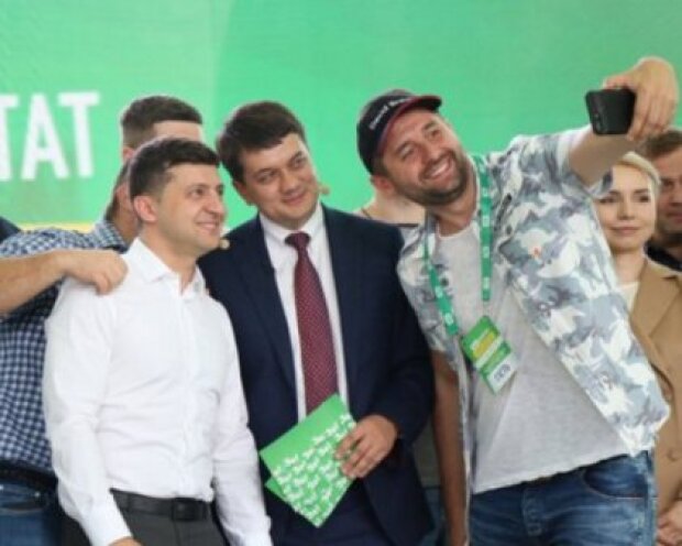 Зеленський збирає фракцію на “майданчику Януковича”