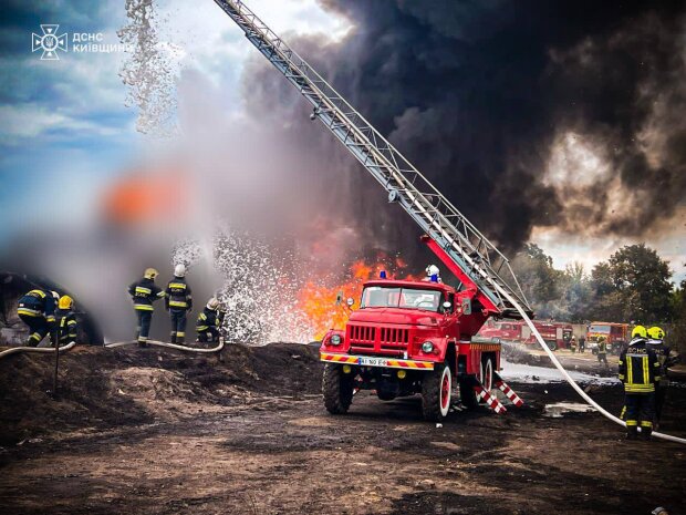 На Київщині ліквідовано пожежу на промисловому обʼєкті, що виникла внаслідок нічної атаки росіян — ДСНС