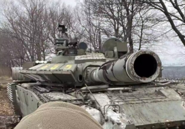 ЗСУ з трофейного танка розгромили російський Т-80 (відео)