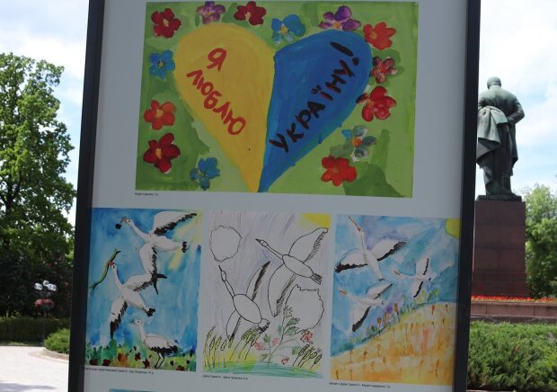 У парку Шевченка відкрилася виставка дитячих малюнків про Революцію Гідності