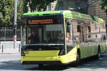 У Києві натовп чоловіків змушений був штовхати тролейбус, що зупинився на перехресті