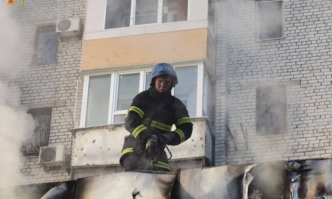 Внаслідок обстрілів Миколаєва виникла пожежа у магазині та згорів автомобіль