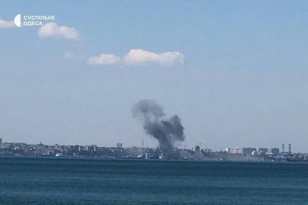 В Одесі лунають вибухи, горить порт, в небі над містом йде повітряний бій