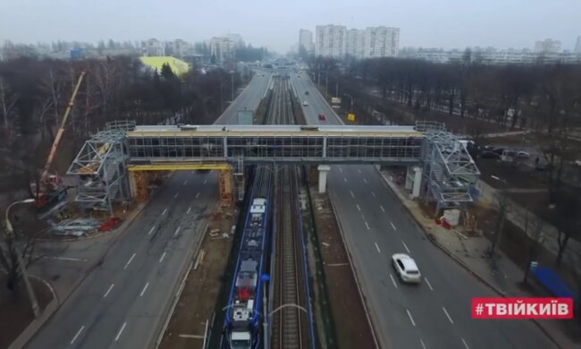 Мер столиці показав, як оновлюють пішохідний міст біля Лейпцигу (відео)