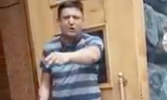 Чоловік з гранатою зайшов у Кабмін та погрожує підірвати установу (відео)