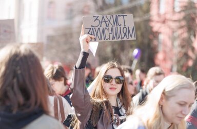 Жіночий марш у столиці: понад 2500 українок вийшли на акцію за рівність та повернення полонених