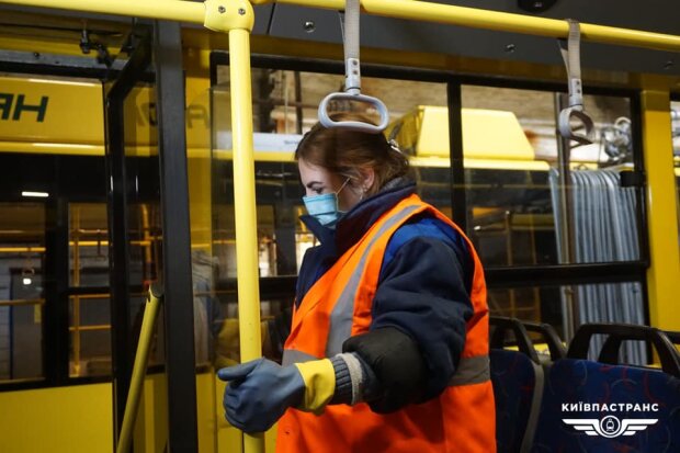 Київпастранс показав, як прибирають столичні тролейбуси та автобуси (фото)
