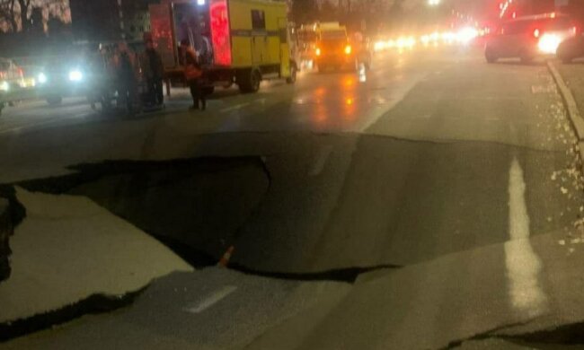 У Києві провалилася дорога на проспекті