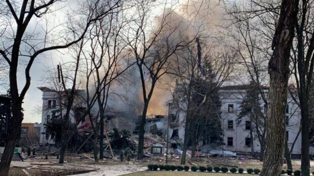 З-під завалів театру в Маріуполі не дістали ще й половини людей