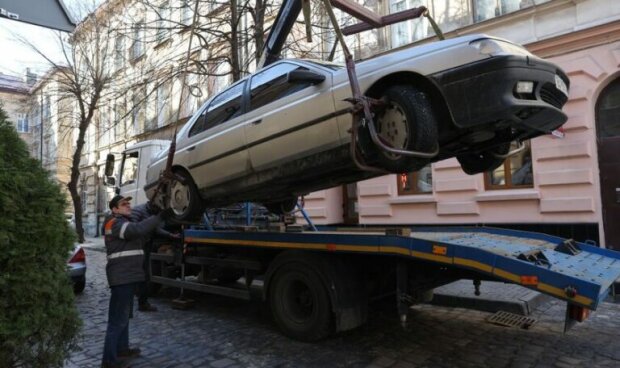 Київські поліцейські організували нелегальний штрафмайданчик для авто