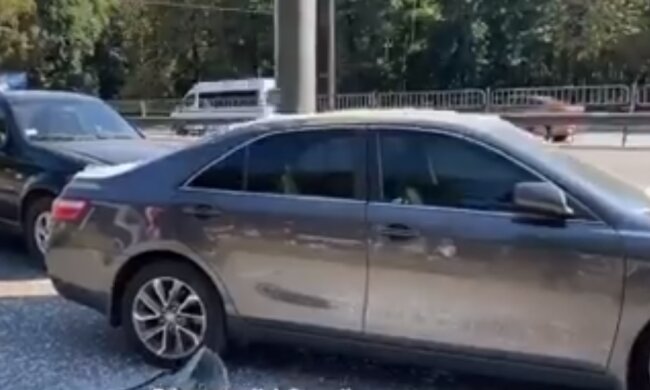 Миттєва карма: у Києві на припарковане під білбордом авто пішов дощ зі скла (відео)