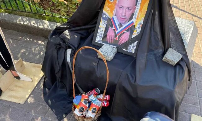 Після недавнього скандалу Гордона із людиною у військовій формі, його таки "поховали" на Хрещатику