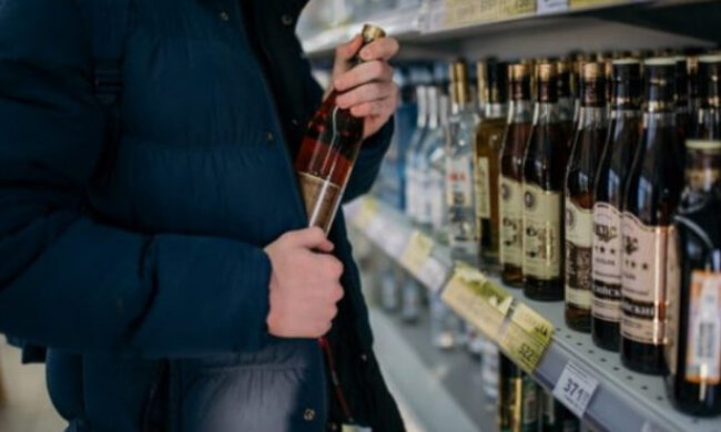 Чоловік зайшов до столичного "Сільпо" та поцупив зі стелажа віскі, аби перепродати — як його покарали?