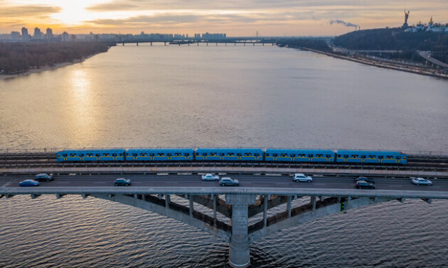 У Києві на рік перекриють рух на мосту Метро