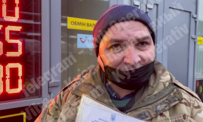 У Києві нахабний шахрай наживався на бажаючих допомогти ветеранам АТО: відео викриття