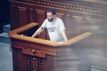 Російською мовою і з матюками: “слуга народу” вирядився у провокаційну футболку