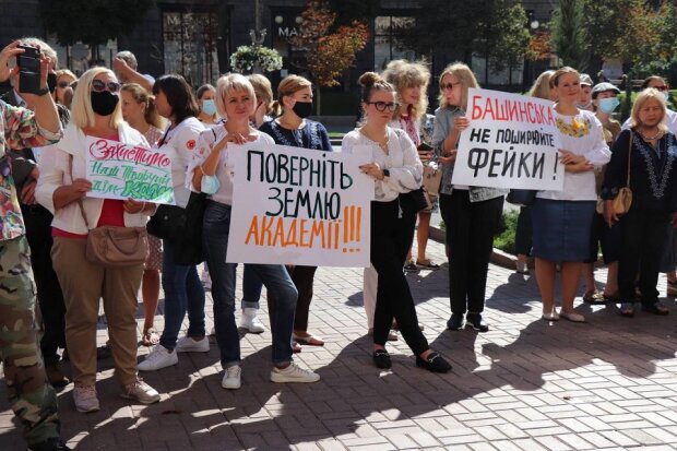 Колектив Київської Академії мистецтв вийшов під Київраду на пікет через свавілля депутатів “Слуг народу”