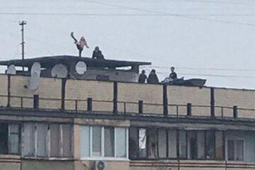 Під Києвом діти влаштували танці на даху багатоповерхівки