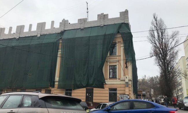 Нова скандальна надбудова: історичному будинку на Подолі додали поверхів