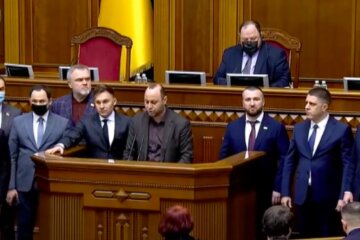 Конфуз у прямому ефірі: “слуга народу” вилаявся прямо на трибуні Ради (відео)