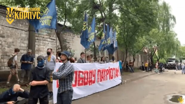 У Києві судять членів «Нацкорпусу»: під будівлею десятки активістів та багато поліції