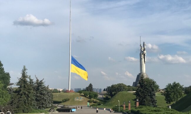 У Києві сьогодні приспустят головний прапор країни