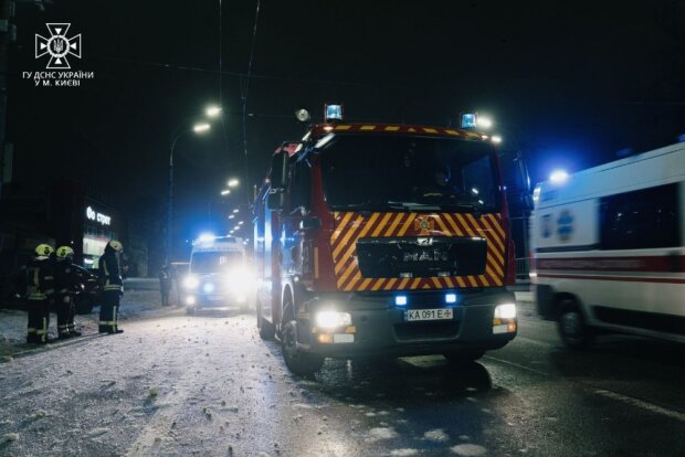 У Дніпровському районі рятувальники зі спецінструментом деблокували водія з авто