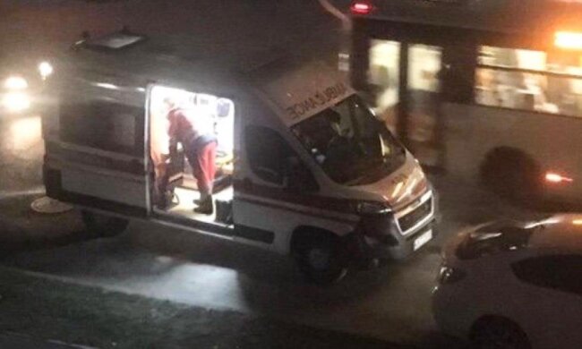 Мала двох дітей: у Києві з вікна випала молода жінка