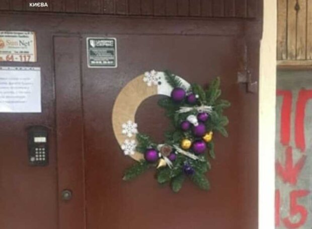 В Києві «закладку» заховали у новорічному віночку на дверях будинку