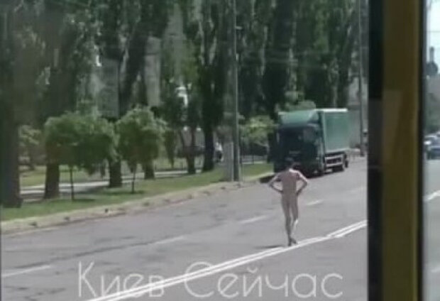 У Києві голий чоловік гуляв по проїжджій частині (відео)