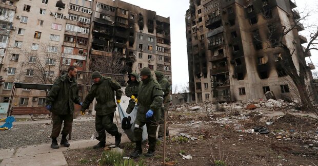 У Маріуполі окупанти забороняють ховати загиблих і проводять ексгумацію тіл людей, убитих раніше