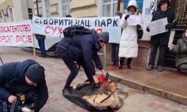 Привернути увагу Зеленського: активісти принесли бензопили під Держлісагентство (відео)