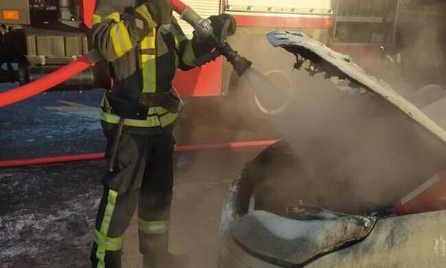 В Києві на Лівому березі спалахнуло авто (відео)