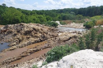 На Київщині викрито керівників держпідприємства з переробки відходів, які "закопували" небезпечні речовини в лісі