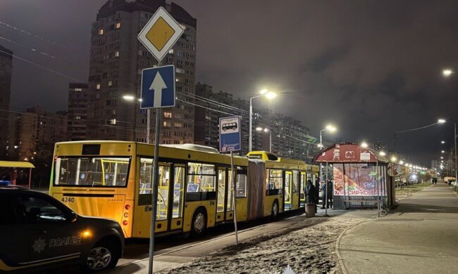 У столичному автобусі порізали 17-річного юнака, який відмовився вимкнути гучну музику