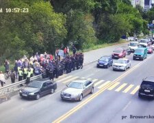 Поліція стримує мітингувальників на мосту Метро: рух відновлено (відео)