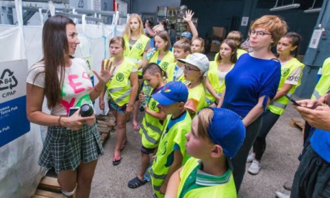 Життя без поліетилену: Київські підлітки відвідали станцію сортування відходів та отримали “Книжку про сміття”