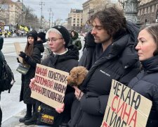 Відомий шоумен Дантес і його дівчина у центрі Києва взяли участь у мітингу з родичами полонених захисників