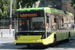 У Києві натовп чоловіків змушений був штовхати тролейбус, що зупинився на перехресті
