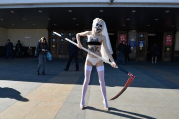 Психотерапевтичний ефект: активістка Femen прийшла з косою під залізничний вокзал Києва