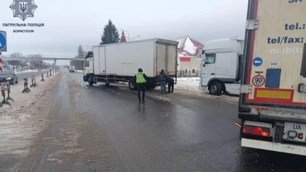 На Київщині патрульні допомогли чоловіку витягти вантажівку із снігової пастки